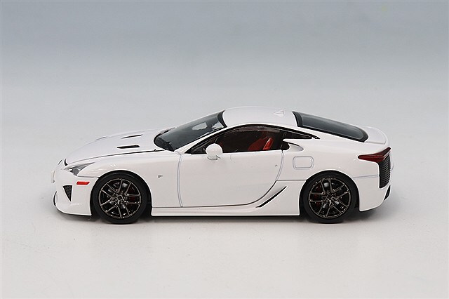 トミカリミテッドヴィンテージ NEO 1/64 レクサス LFA 白