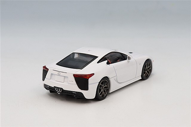 トミカリミテッドヴィンテージ NEO 1/64 レクサス LFA 白