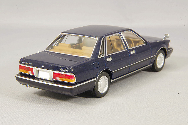 トミカリミテッドヴィンテージNEO43 1/43 日産 セドリック セダン V30E