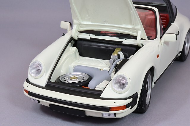 ミニチャンプス 1/18 ポルシェ 911 カレラ 3.2 タルガ 1983 ホワイト