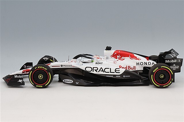 ミニチャンプス 1/18 RB21 日本GP 2025 M.フェルスタッペン レッドブルRB21日本GP限定”日の丸”カラーのフェルスタッペン車、早くも
