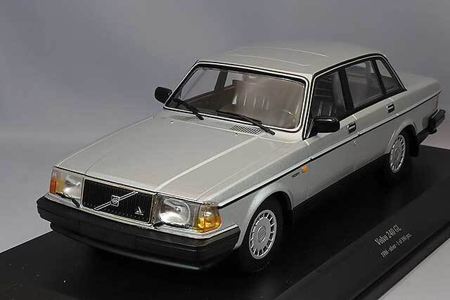 ミニチャンプス ボルボ240 GL パトカー ミニチャンプス 155171498 1/18 ボルボ 240 GL 1986 オランダ