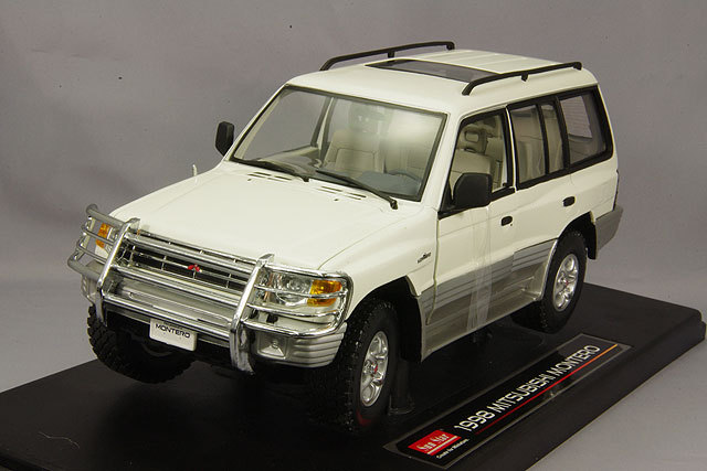 サンスター 1/18 三菱 モンテロ ロング 3.5 V6 1998 ホワイト