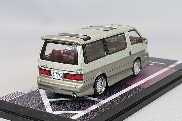 Tarmac 1/64 トヨタ ハイエース ワゴン カスタム シルバー/ブラウン