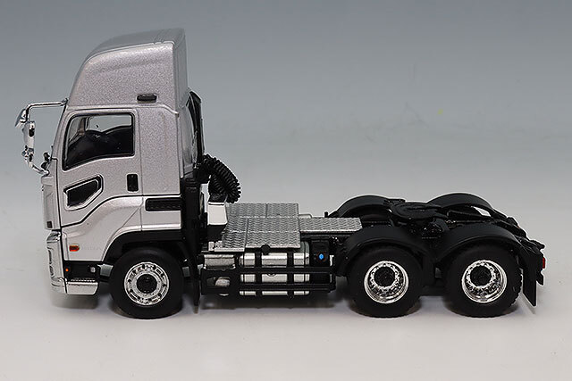 WSI 1/50 いすゞ ギガ ショートキャブ 6x4 グレー