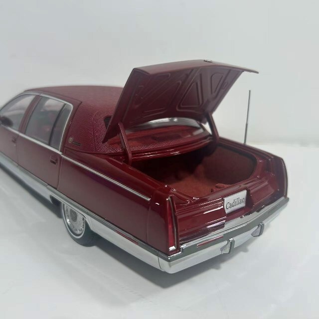 予約品】 XiaoGuang MODEL 1/18 キャデラック フリートウッド レッド