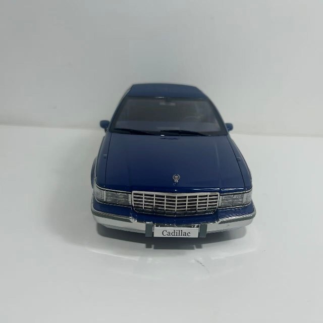 予約品】 XiaoGuang MODEL 1/18 キャデラック フリートウッド ブルー