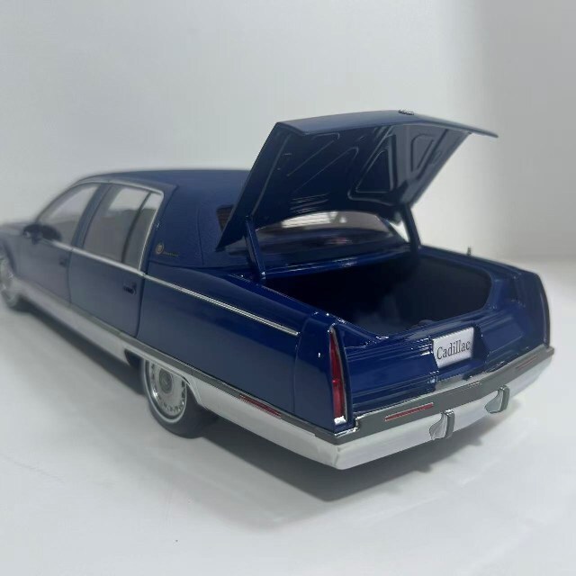 予約品】 XiaoGuang MODEL 1/18 キャデラック フリートウッド ブルー