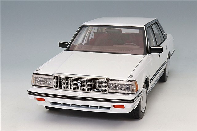 XiaoGuang MODEL 1/18 トヨタ クラウン MS122 ホワイト(内装レッド)