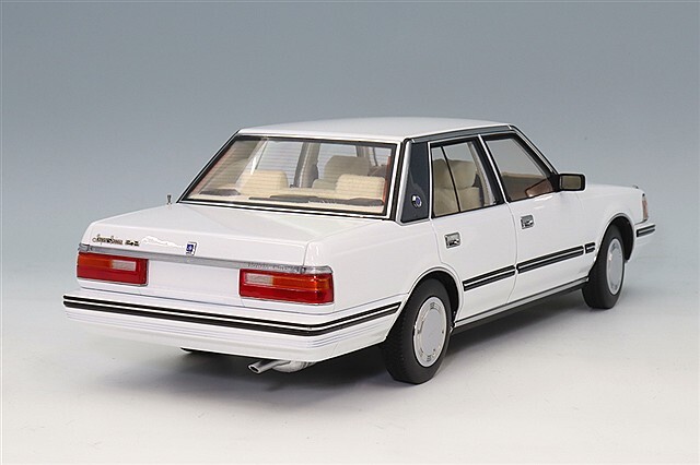 XiaoGuang MODEL 1/18 トヨタ クラウン MS122 ホワイト(内装ベージュ)