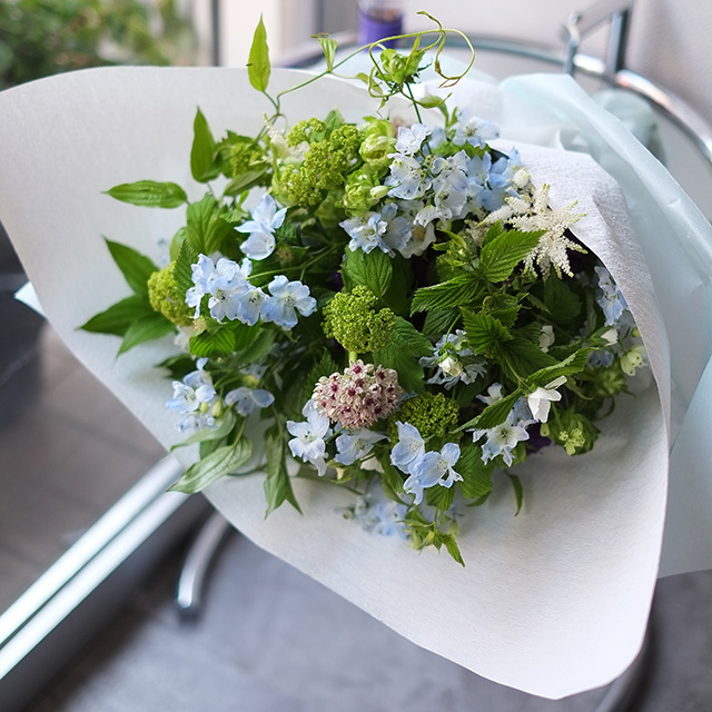 花束 季節花おまかせ 誕生日 記念日の花 淡いブルー 7 000円 Gb Iconicflower