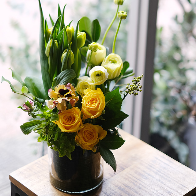 ガラスベース｜フラワーアレンジメント｜季節花おまかせ｜プレゼント|イエロー｜9,000円｜G1529064
