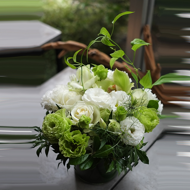 ホワイト＆グリーンのフラワーアレンジメント