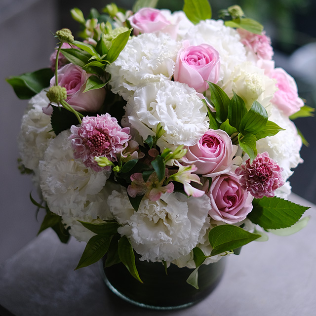 ガラスベース｜フラワーアレンジメント｜季節花おまかせ｜結婚祝いの花｜ホワイト＆ピンク｜15,000円｜G1529065