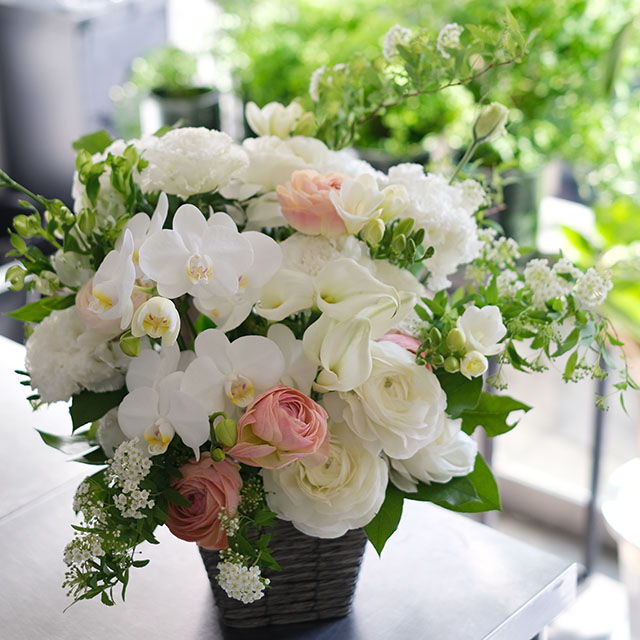 バスケット｜フラワーアレンジメント｜季節花おまかせ｜お悔やみ・お供えの花｜ホワイト＆アプリコット｜15,000円｜1529074