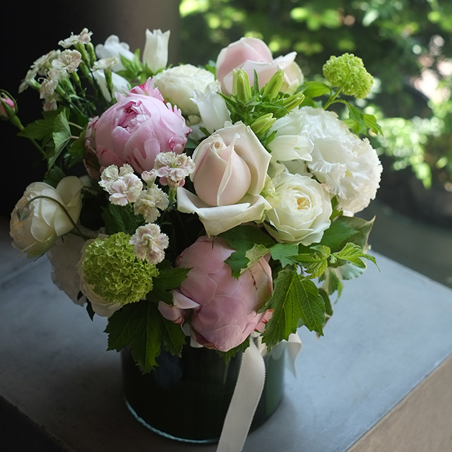 優しいピンク色のフラワーアレンジメント