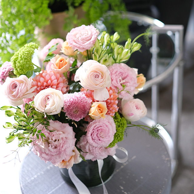 ガラスベース｜フラワーアレンジメント｜季節花おまかせ｜誕生日・記念日・プレゼントの花｜オレンジピンク｜15,000円｜G1529054