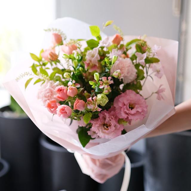 花束｜季節花おまかせ｜誕生日・記念日・プレゼントの花｜サーモンピンク｜7,000円｜GB1529026