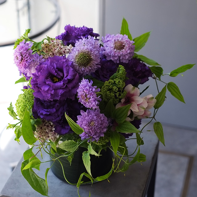 ガラスベース フラワーアレンジメント 季節花おまかせ 誕生日 記念日 古希祝 プレゼントの花 パープル系 10 000円 G Iconicflower