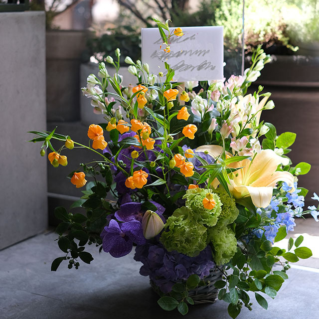 バスケット フラワーアレンジメント 季節花おまかせ 御祝いの花 ミックスカラー 10 000円 Iconicflower