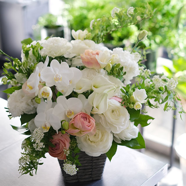 バスケット｜フラワーアレンジメント｜季節花おまかせ｜お悔やみ・お供えの花｜ホワイト＆アプリコット｜15,000円｜1529074