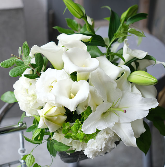 バスケット｜フラワーアレンジメント｜お悔やみ・お供えの花｜季節花おまかせ｜ホワイト＆グリーン｜8,000円｜1529075