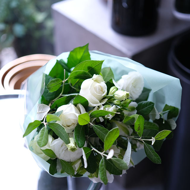 花束｜季節花おまかせ｜誕生日・記念日の花｜ホワイト＆グリーン｜6,000円｜GB1529020