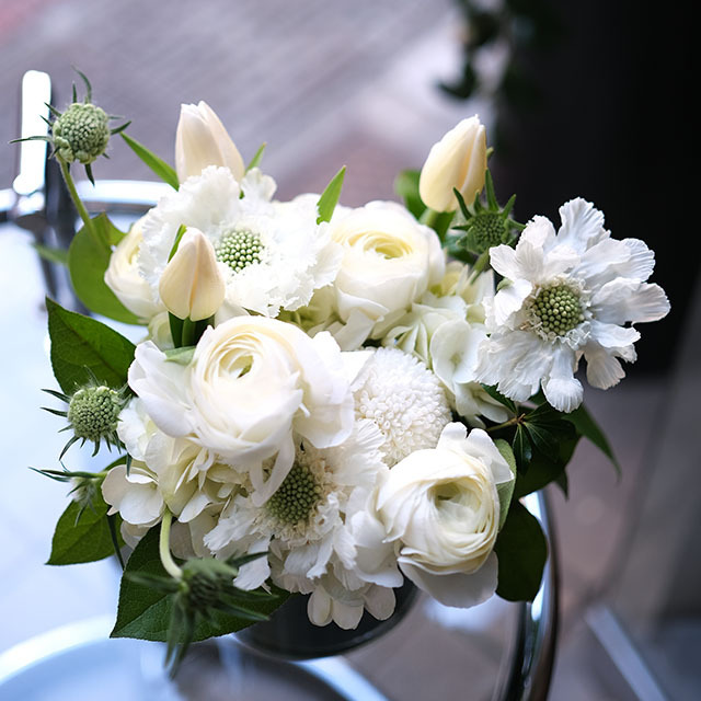 ガラスベース｜フラワーアレンジメント｜季節花おまかせ｜ホワイト