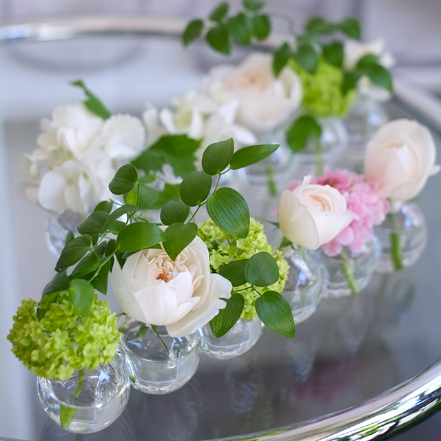 花瓶付き花束 Sixball 季節花おまかせ 4 500円 V Iconicflower