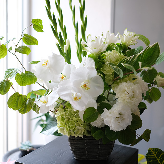 バスケット｜フラワーアレンジメント｜季節花おまかせ｜開店祝いの花・お供え花・幅広いご用途｜ホワイト＆グリーン｜15,000円｜15290617