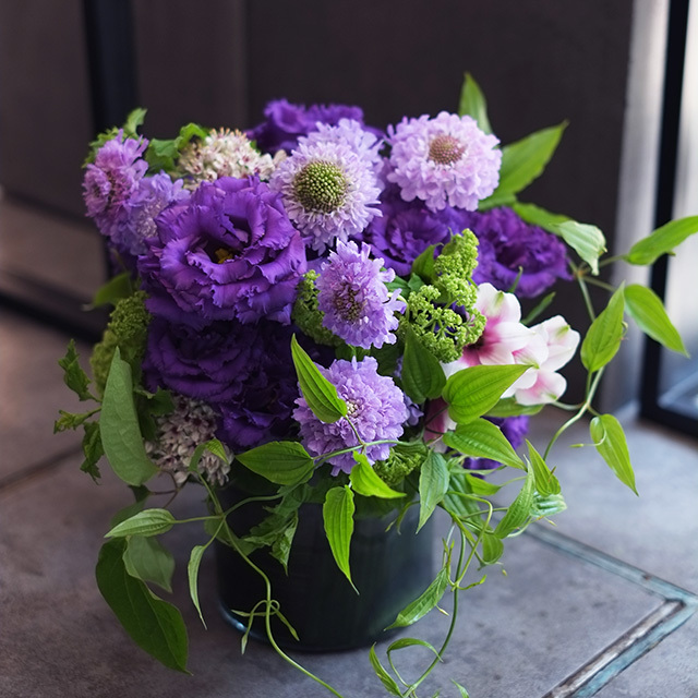 造花　フラワーアレンジメント　黒　ピンク　紫 fit=scale-down,w=1200
