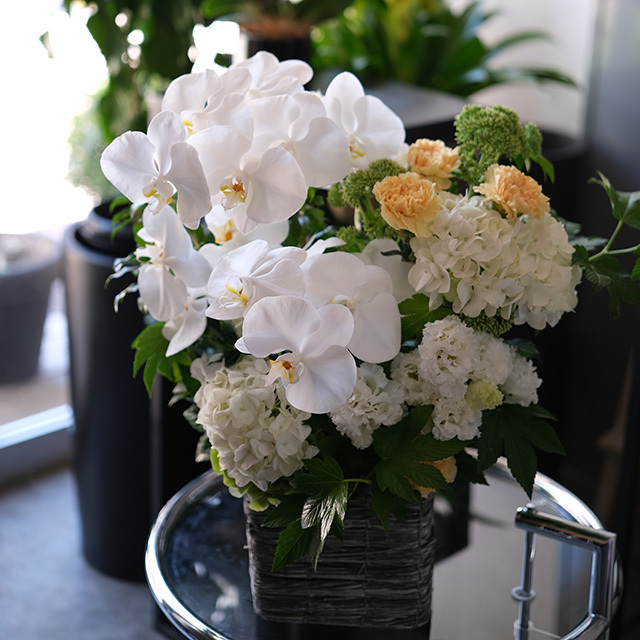 バスケットアレンジ バスケット｜フラワーアレンジメント｜季節花おまかせ｜お悔やみ