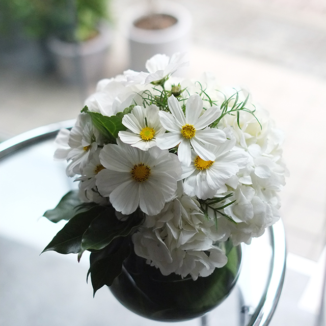 ガラスベース フラワーアレンジメント 季節花おまかせ 5 500円 G Iconicflower