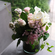 お誕生日祝いフラワーアレンジメントピンク系