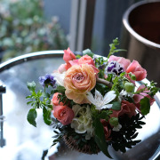 バスケット｜フラワーアレンジメント｜季節花おまかせ｜プレゼントの花｜アプリコットオレンジ｜5500円｜1529076