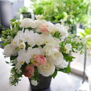 バスケット｜フラワーアレンジメント｜季節花おまかせ｜お悔やみ・お供えの花｜ホワイト＆アプリコット｜15,000円｜1529074