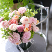 ガラスベース｜フラワーアレンジメント｜季節花おまかせ｜誕生日・記念日・プレゼントの花｜オレンジピンク｜15,000円｜G1529054