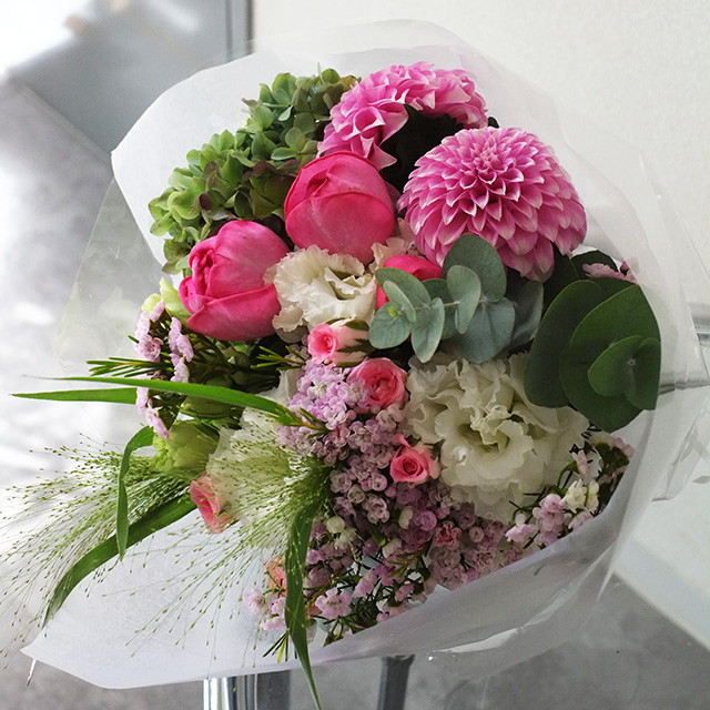 花束 季節花おまかせ 誕生日 記念日の花 ピンク系 7 000円 Gb Iconicflower