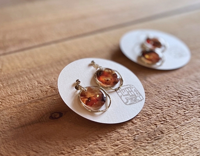 鰹節のカケラを閉じ込めた「かつをぶしアクセサリー」【ギフト・贈答品】