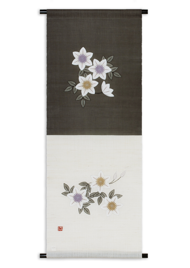 タペストリー「白鉄線　軸」