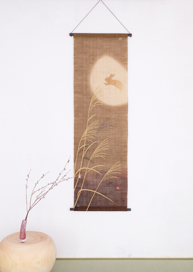 【直営店限定】彩色タペストリー「立待ちの月・伽羅色(兎）」