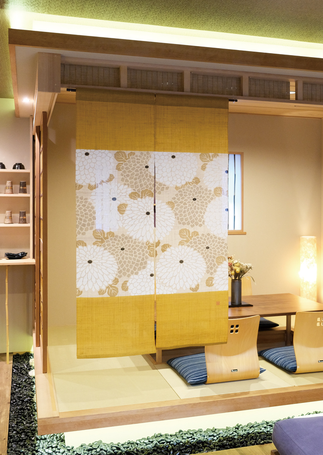 手染め麻のれん「丸菊芥子色」 [京都洛柿庵オンラインショップ]