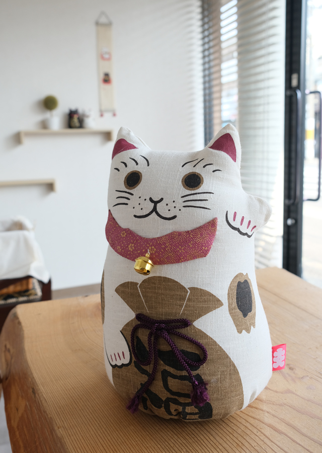 手染め麻人形 「招き猫 L」[京都洛柿庵オンラインショップ]