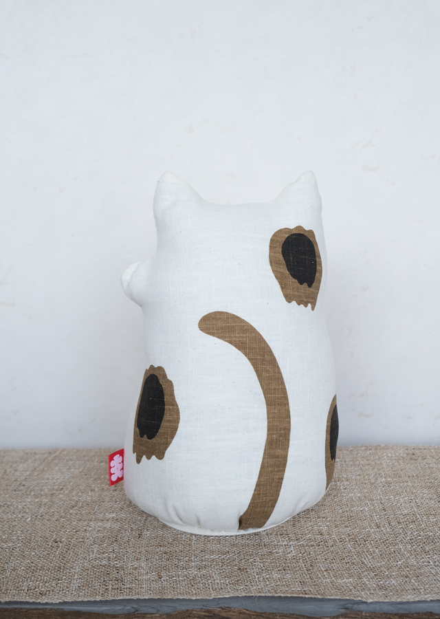 手染め麻人形 「招き猫 M」[京都洛柿庵オンラインショップ]