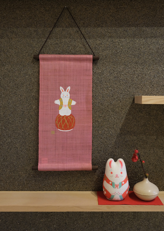 手染め麻タペストリー「玉乗りうさぎ」 [京都洛柿庵オンライン