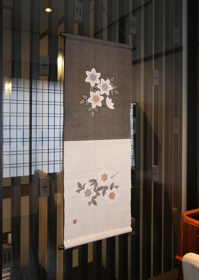 手染め麻手描きタペストリー「白鉄線 軸」[京都洛柿庵オンライン