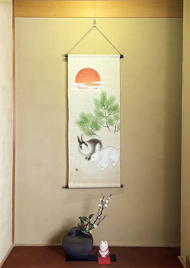 京都くろちく【新品】高級麻手描きタペストリー「松竹梅にうさぎ2羽」120センチ 京都くろちく【新品】高級麻手描きタペストリー「松竹梅にうさぎ2羽