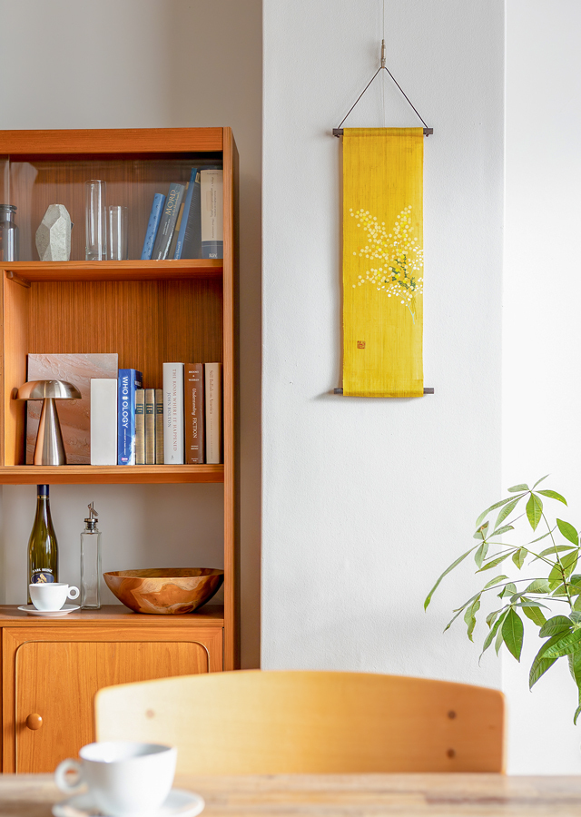 手染め麻タペストリー「ミモザイエロー」 [京都洛柿庵オンラインショップ]