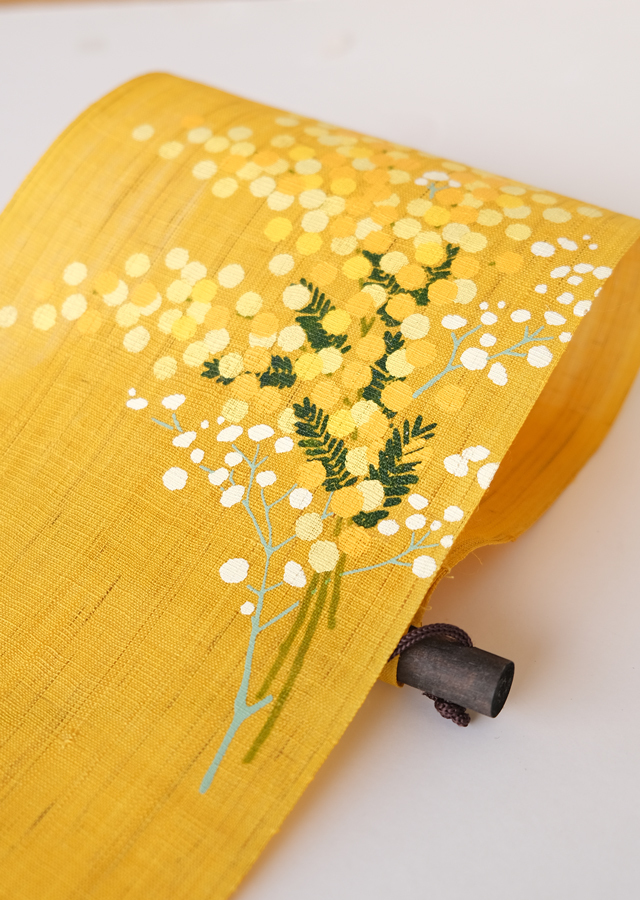 手染め麻タペストリー「ミモザイエロー」 [京都洛柿庵オンラインショップ]