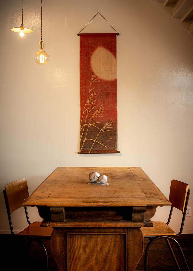 手染め麻タペストリー「立待ちの月・紅色」 [京都洛柿庵オンライン